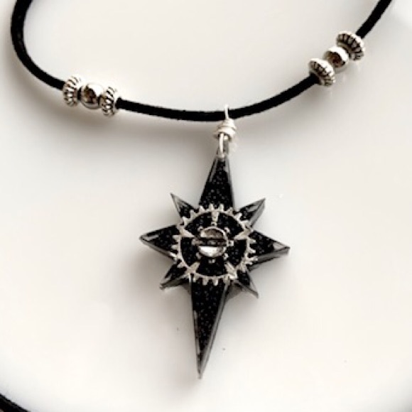 Black resin North Star steam punk wheel necklace - Picture 7 of 14